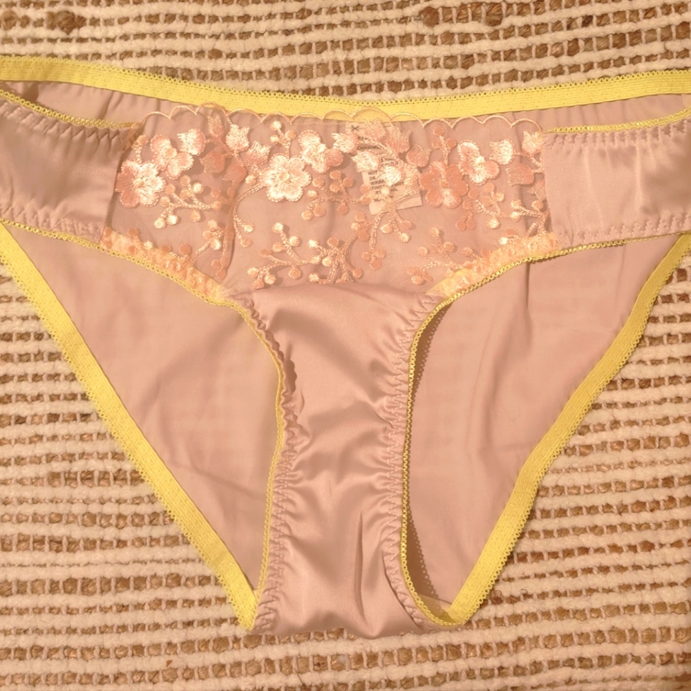 Elegant Lace Trimmed Women's Panty